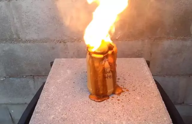 他把一千度液態銅倒入花生醬,竟出現如火山爆發的畫面
