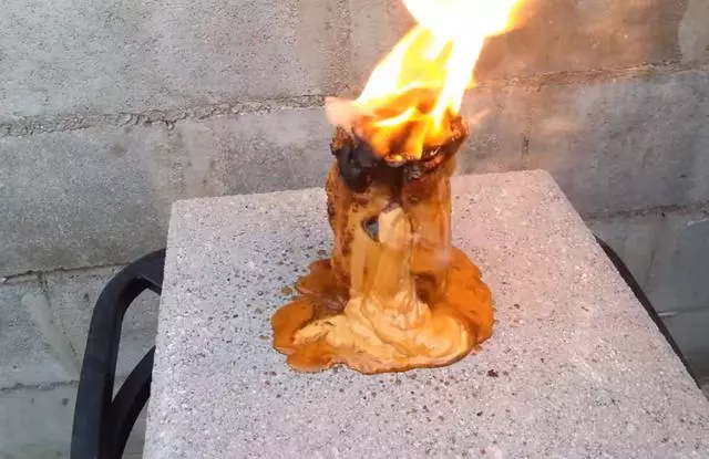 他把一千度液態銅倒入花生醬,竟出現如火山爆發的畫面
