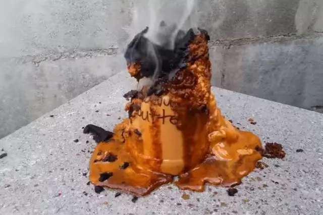 他把一千度液態銅倒入花生醬,竟出現如火山爆發的畫面