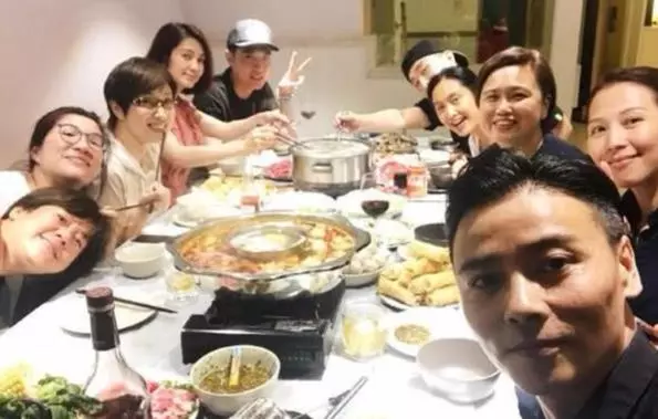 蔡少芬朱茵陳法蓉洪欣同框比美,四姐妹顏值依舊,娘娘素顏超自信