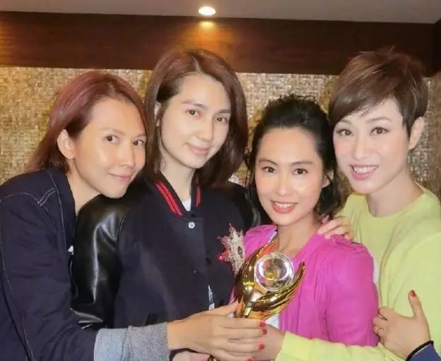 蔡少芬朱茵陳法蓉洪欣同框比美,四姐妹顏值依舊,娘娘素顏超自信