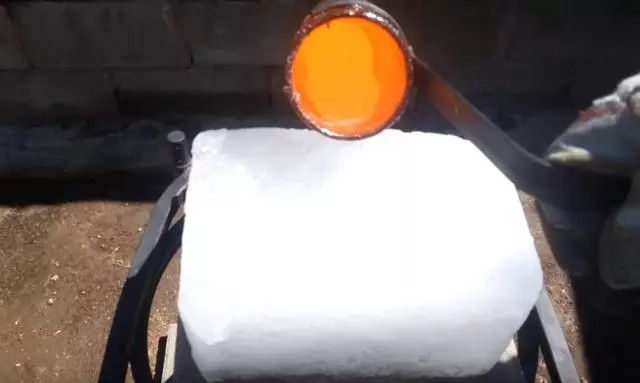 把1000℃度的銅水倒入冰塊中會怎樣,看到它的樣子,嚇我一跳