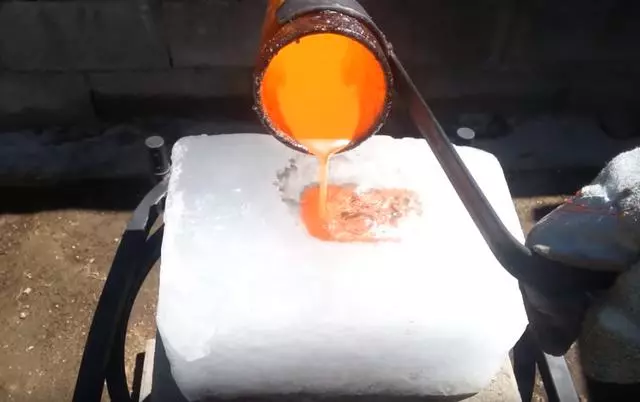 把1000℃度的銅水倒入冰塊中會怎樣,看到它的樣子,嚇我一跳