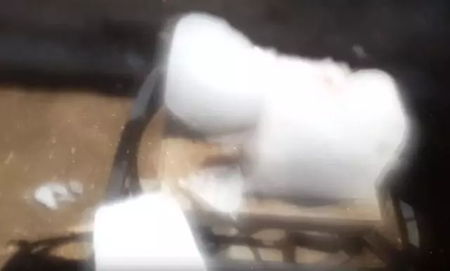 把1000℃度的銅水倒入冰塊中會怎樣,看到它的樣子,嚇我一跳