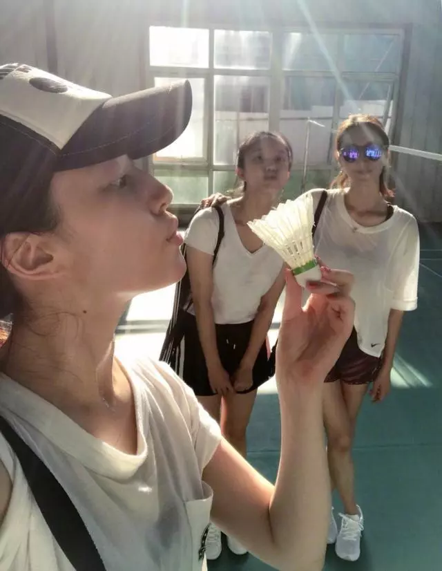 劉亦菲穿運動褲素顏現身校園打羽毛球,躺草坪拍照,滿滿青春氣息