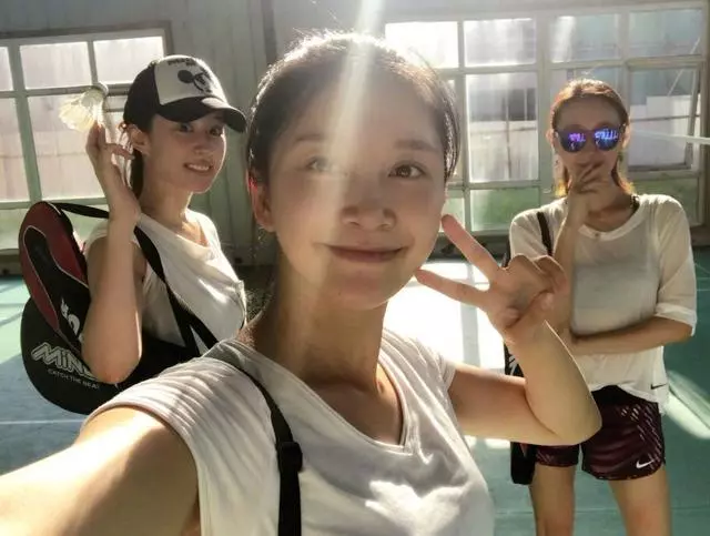 劉亦菲穿運動褲素顏現身校園打羽毛球,躺草坪拍照,滿滿青春氣息