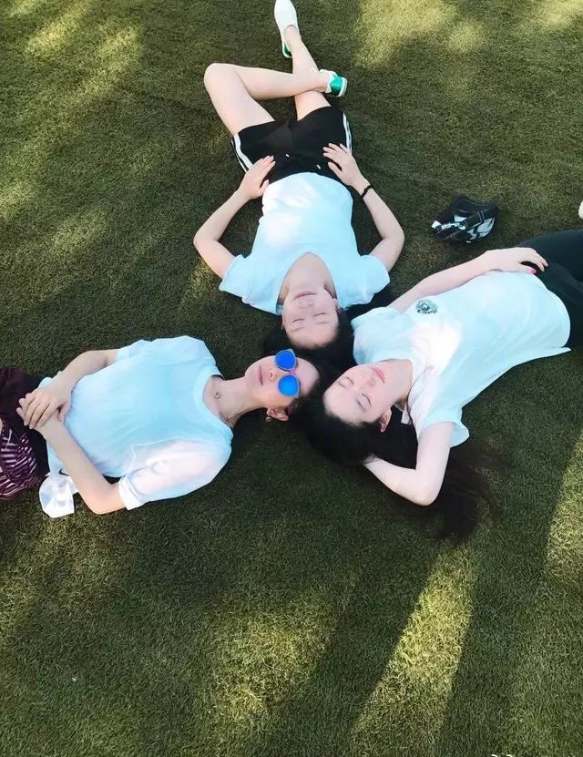 劉亦菲穿運動褲素顏現身校園打羽毛球,躺草坪拍照,滿滿青春氣息