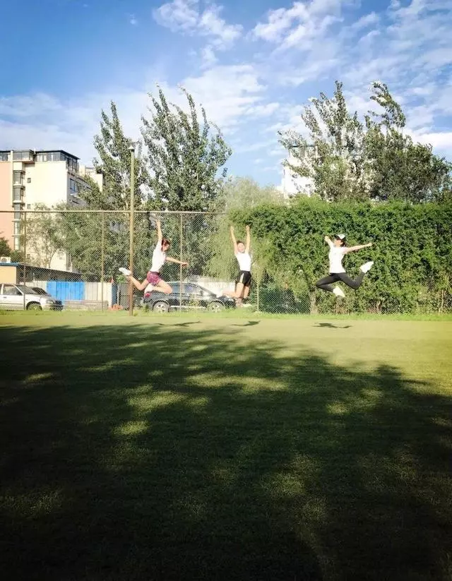 劉亦菲穿運動褲素顏現身校園打羽毛球,躺草坪拍照,滿滿青春氣息