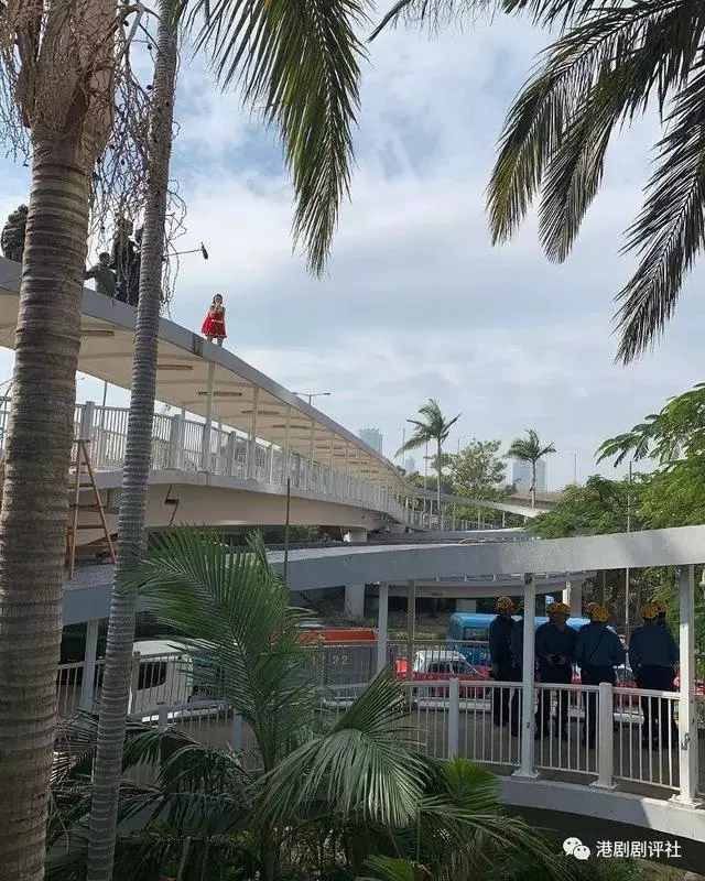 很危險啊! 視後在天橋頂拍劇 ,結果驚動消防員