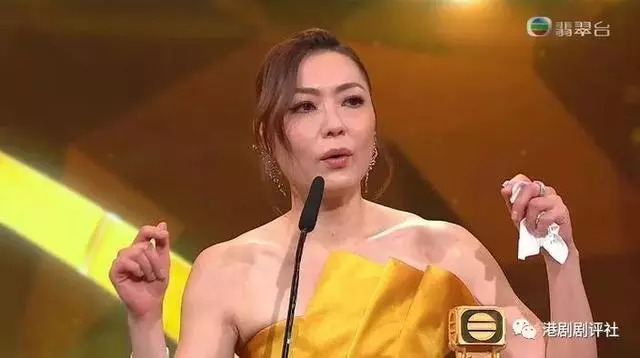 很危險啊! 視後在天橋頂拍劇 ,結果驚動消防員
