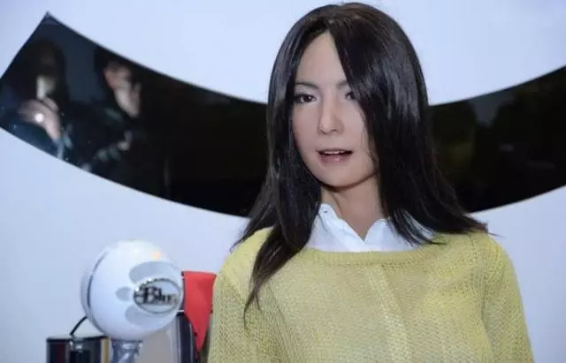 日本女性機器人問世,就外表來看,還真分不出真人還是機器