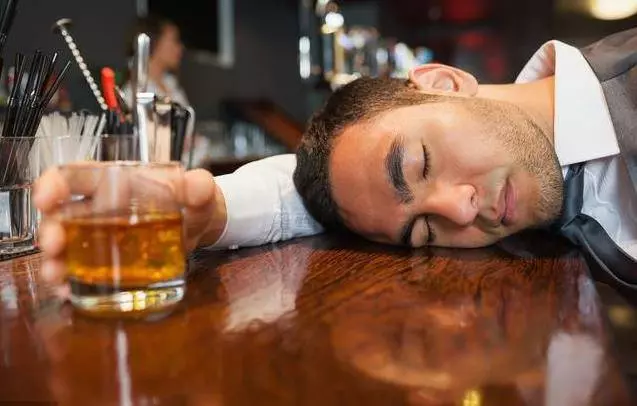 腦中風都是「吃」出來的?醫生:過了50歲,這3種食物再喜歡也要忌口,戒掉4惡習,腦血管不好的人注意!