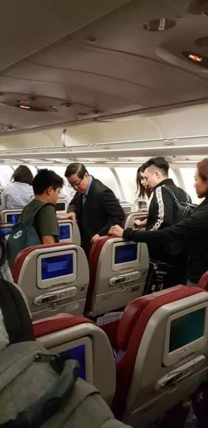 【當了部長仍親民!】網友搭飛機巧遇林冠英!坐經濟艙、吃飛機餐!親民舉動被贊爆!