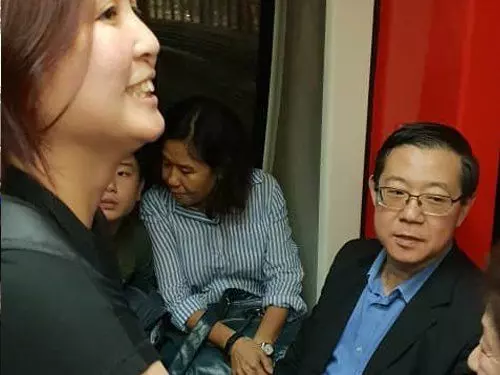 【當了部長仍親民!】網友搭飛機巧遇林冠英!坐經濟艙、吃飛機餐!親民舉動被贊爆!