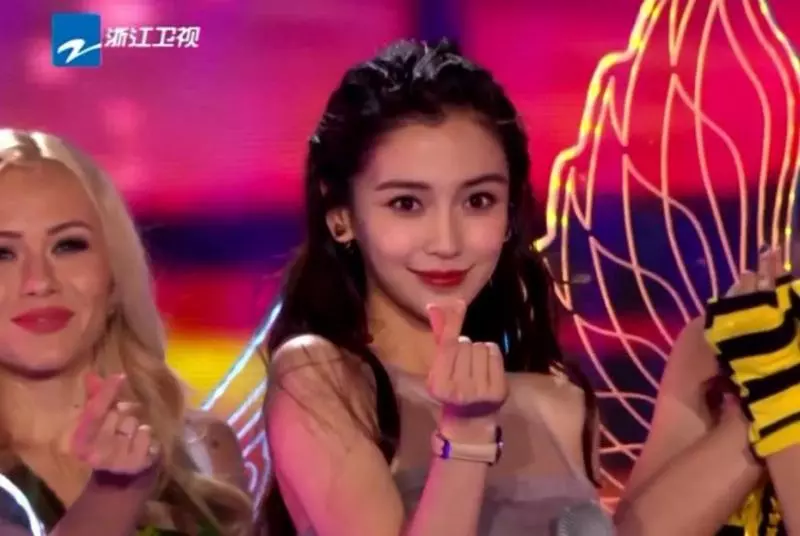 Angelababy 跨年晚會SOLO獻唱!網友大罵:「3分鐘都在走音!」