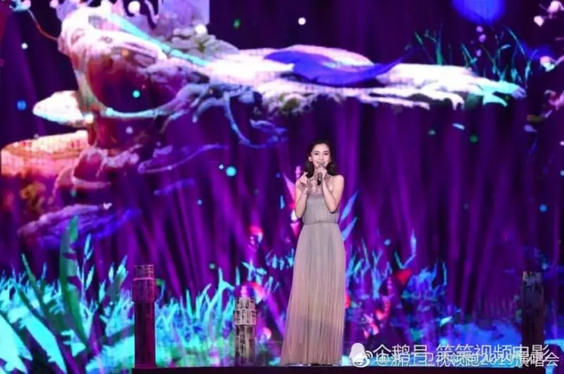Angelababy 跨年晚會SOLO獻唱!網友大罵:「3分鐘都在走音!」