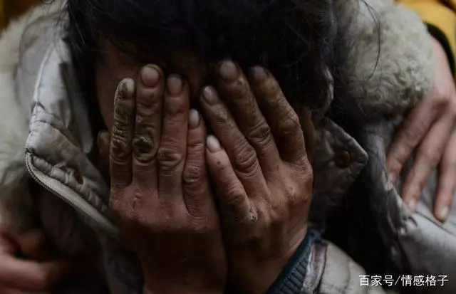 男孩打工,繼母不讓他回來探親,男孩起疑心回家,推開門跪下了