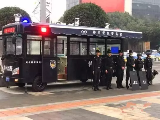 警犬早起出發執行任務,忍不住打了個大哈欠,隔壁警犬默默偷笑