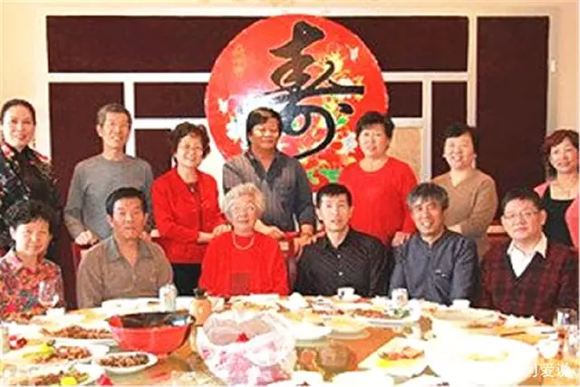 姐婚後多年不孕,婆婆嘲諷,她大壽姐去吃飯,脫下外套姐揚眉吐氣