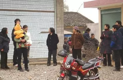 小姑子未婚先孕,全家成了笑柄,三年後門口來輛豪車,全家傻住
