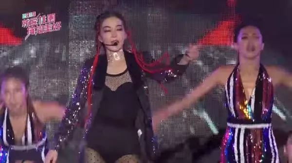 謝金燕跨年演唱麥無聲怒!全場氣氛超尷尬...
