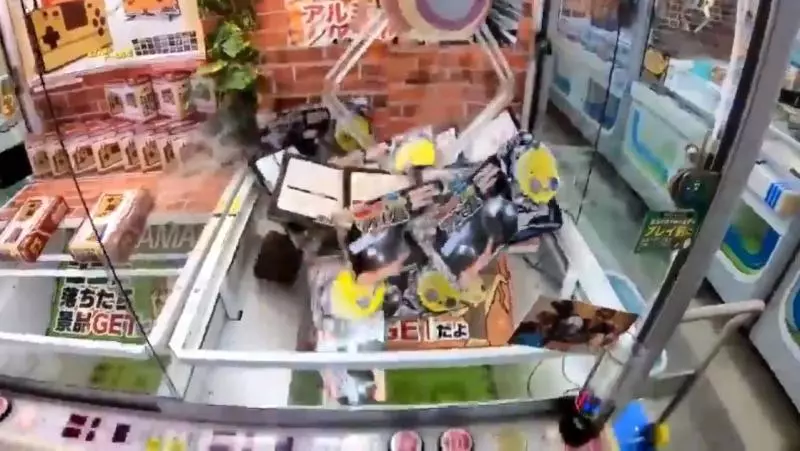 夾娃娃機意外卡到決勝點! 一升起來「天崩地裂式掉落」台主要崩潰了啦~