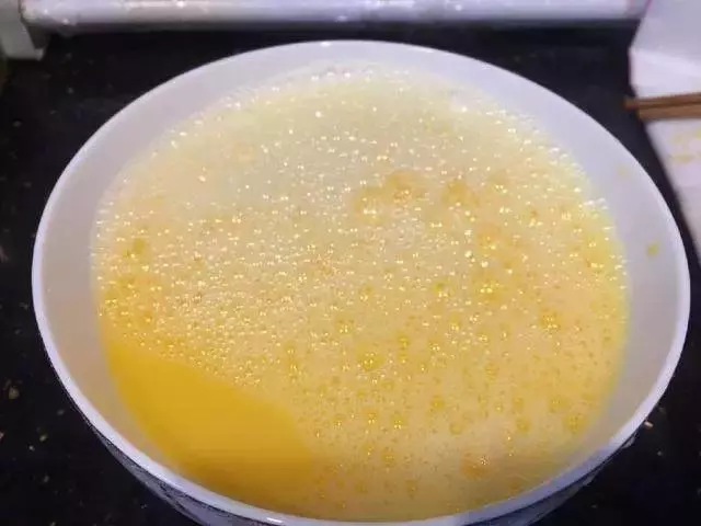 西紅柿炒蛋時,雞蛋千萬不要直接下鍋炒,多加一步,美味翻倍