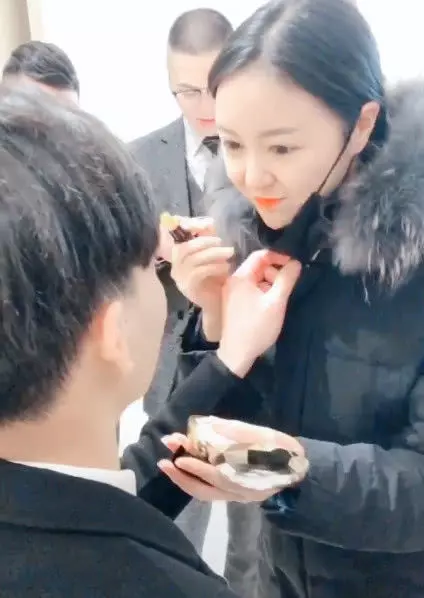 新郎參加婚禮時扯下化妝師的口罩,卻瞧到了心心念念的前女友