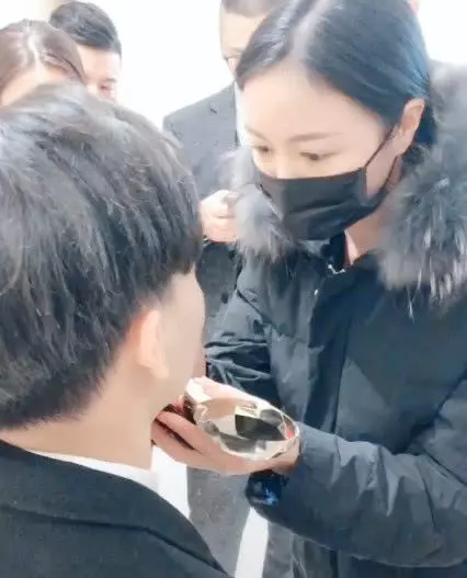 新郎參加婚禮時扯下化妝師的口罩,卻瞧到了心心念念的前女友