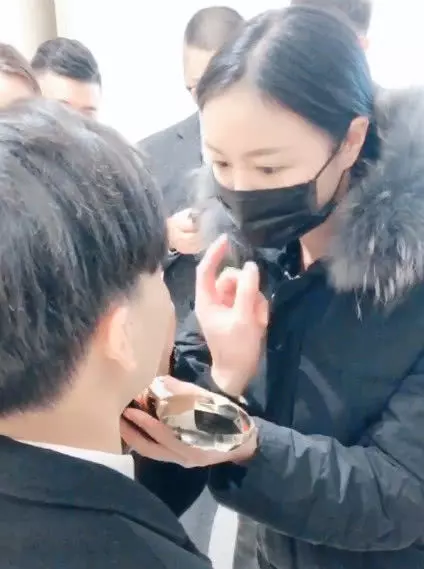 新郎參加婚禮時扯下化妝師的口罩,卻瞧到了心心念念的前女友