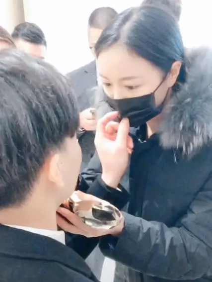 新郎參加婚禮時扯下化妝師的口罩,卻瞧到了心心念念的前女友