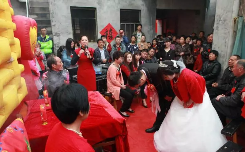 新婚夜妻子來月經,丈夫幫忙拿衛生巾,打開她的包,丈夫當場發飆