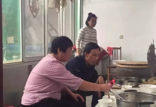 孫女剛去世,婆婆卻笑聲不斷,兒媳起疑跟過去,心如刀絞
