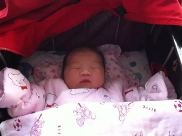 孫女剛去世,婆婆卻笑聲不斷,兒媳起疑跟過去,心如刀絞