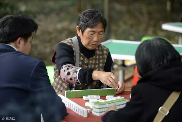 孫女剛去世,婆婆卻笑聲不斷,兒媳起疑跟過去,心如刀絞