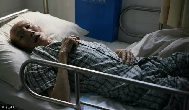 老人去世後,三個子女都不想拿錢料理後事,火化時癱在地