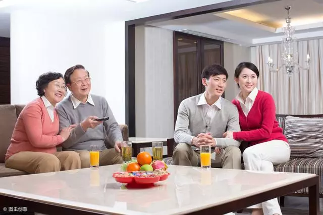 媳婦生下雙胞胎,岳母給兩萬,偏心繼母送布袋子,打開癱坐在地