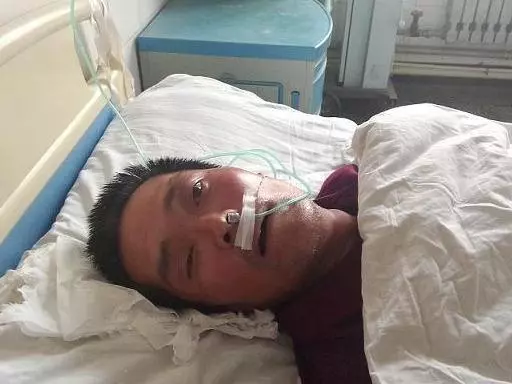 母親去世後,繼父將俺掃地出門,臨終前給俺一破袋子,癱坐在地