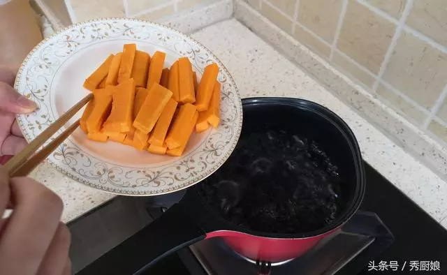 1塊南瓜,2個鴨蛋,教你南瓜新吃法,不用蒸,不熬粥,好吃又下飯