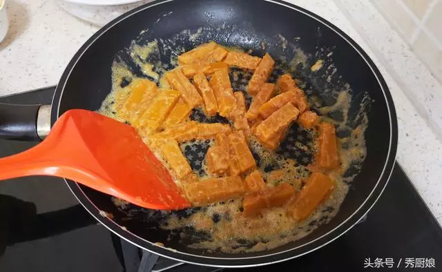 1塊南瓜,2個鴨蛋,教你南瓜新吃法,不用蒸,不熬粥,好吃又下飯