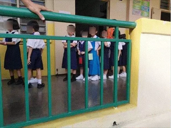 穿超大中學校服上學 網民心疼小女生