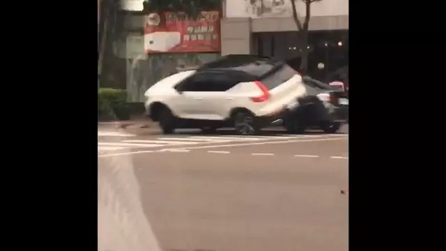 女人間的對決!轎車直接騎上BMW「車號竟都是9555」 警揭竟是「正宮向小三開戰」結局網傻眼