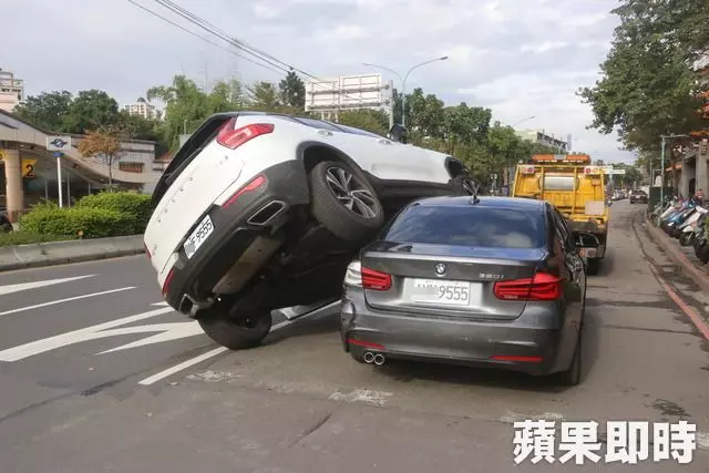 女人間的對決!轎車直接騎上BMW「車號竟都是9555」 警揭竟是「正宮向小三開戰」結局網傻眼