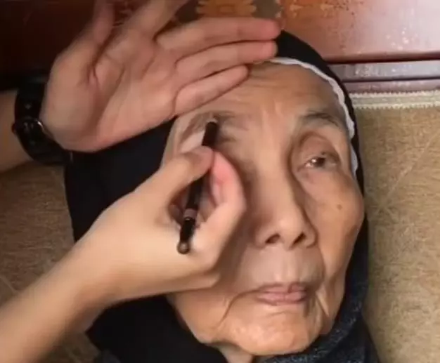 孫女為70歲阿嬤化妝,完成後比媽媽還要年輕,把她高興壞了!