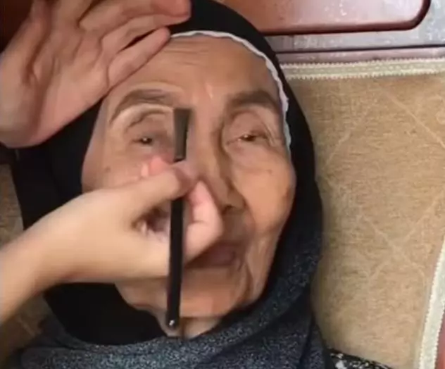 孫女為70歲阿嬤化妝,完成後比媽媽還要年輕,把她高興壞了!