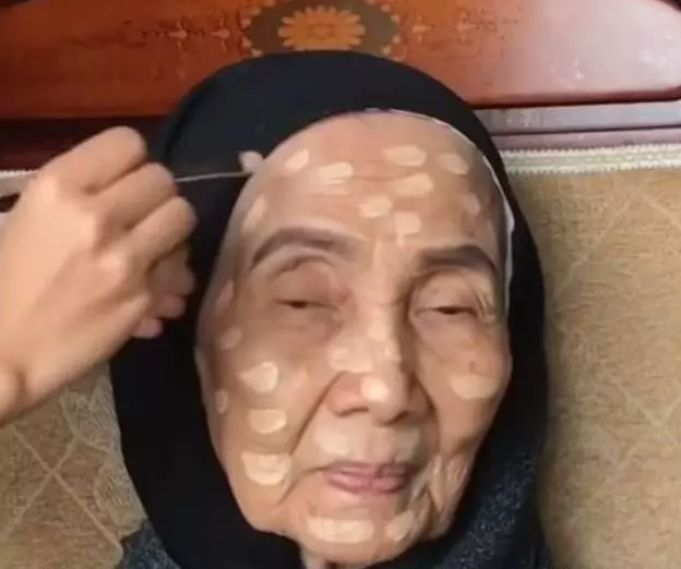 孫女為70歲阿嬤化妝,完成後比媽媽還要年輕,把她高興壞了!