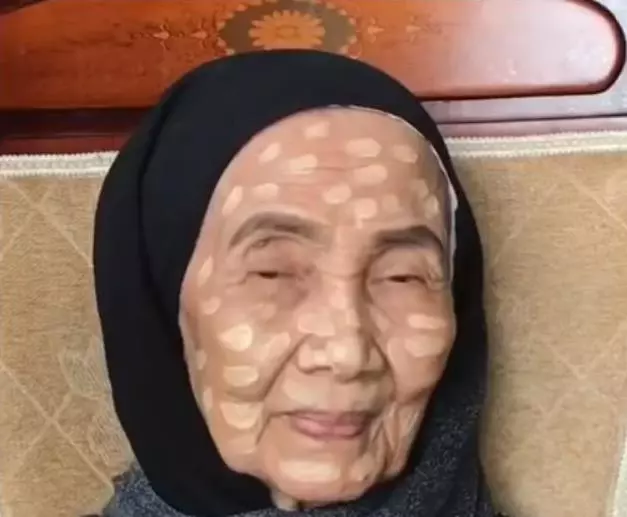 孫女為70歲阿嬤化妝,完成後比媽媽還要年輕,把她高興壞了!