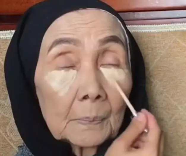 孫女為70歲阿嬤化妝,完成後比媽媽還要年輕,把她高興壞了!