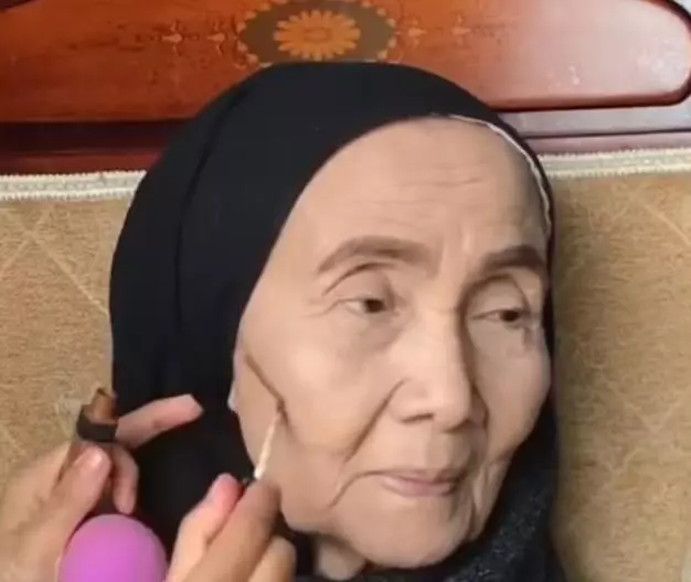 孫女為70歲阿嬤化妝,完成後比媽媽還要年輕,把她高興壞了!