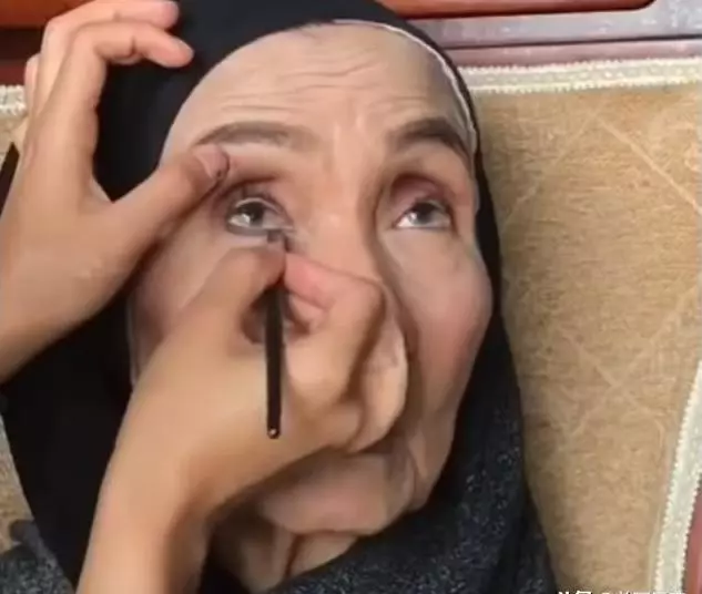 孫女為70歲阿嬤化妝,完成後比媽媽還要年輕,把她高興壞了!